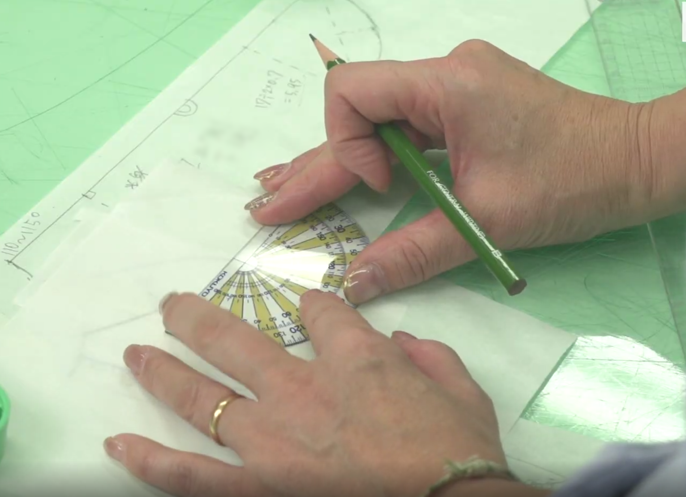 手書きによる製図の様子